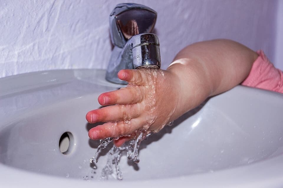 Denuncian continuos cortes de agua a familias vulnerables en Alcalá de Henares