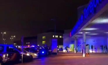 Aplausos, luces y sirenas a las puertas de los hospitales de Alcalá y Torrejón