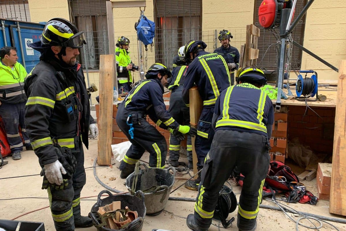 Muere un obrero sepultado tras el derrumbe de una galería subterránea en Madrid