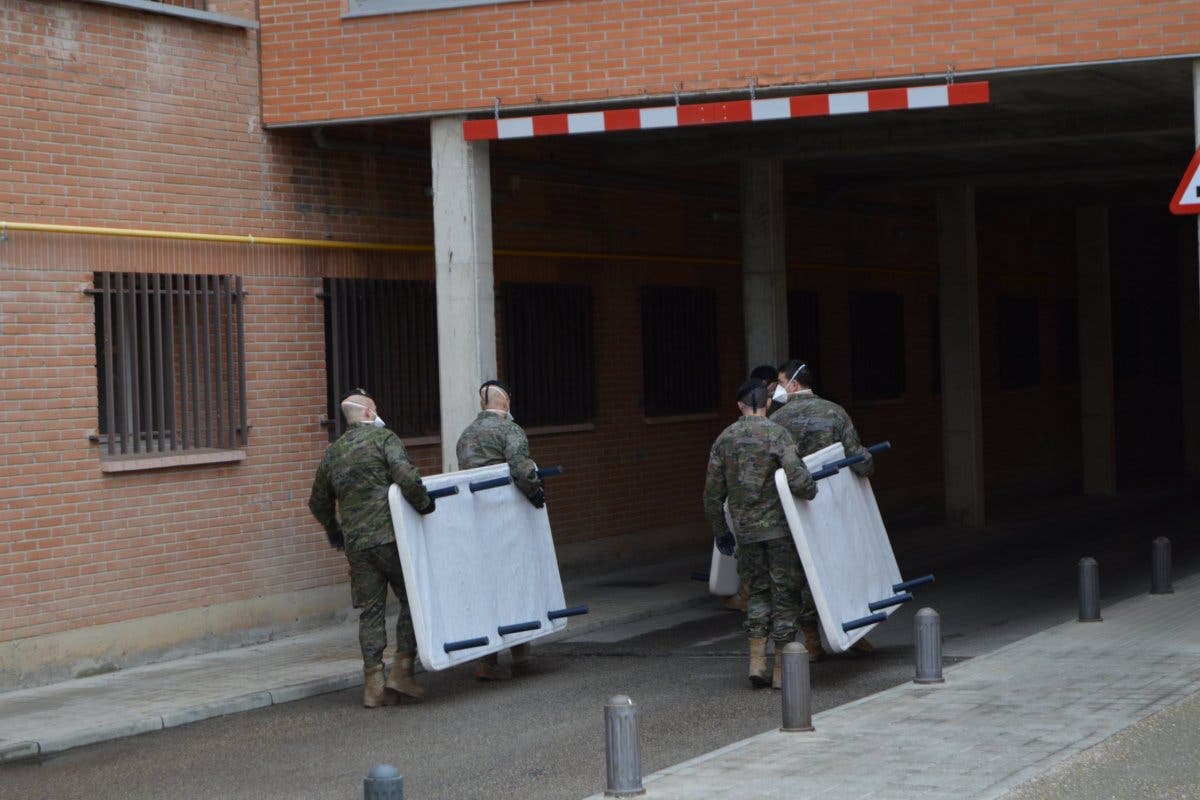 La BRIPAC traslada camas cedidas por hoteles al Hospital de Alcalá de Henares