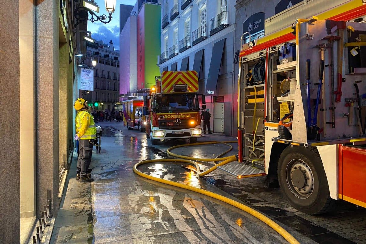 Desalojado un edificio cerca de Sol por el incendio de una vivienda