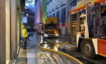 Desalojado un edificio cerca de Sol por el incendio de una vivienda