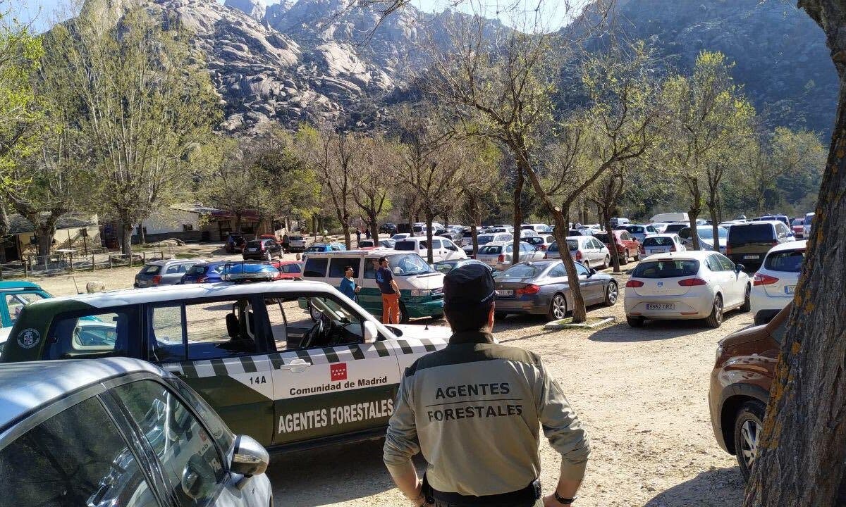 Cierran los accesos a La Pedriza, abarrotada de gente este sábado