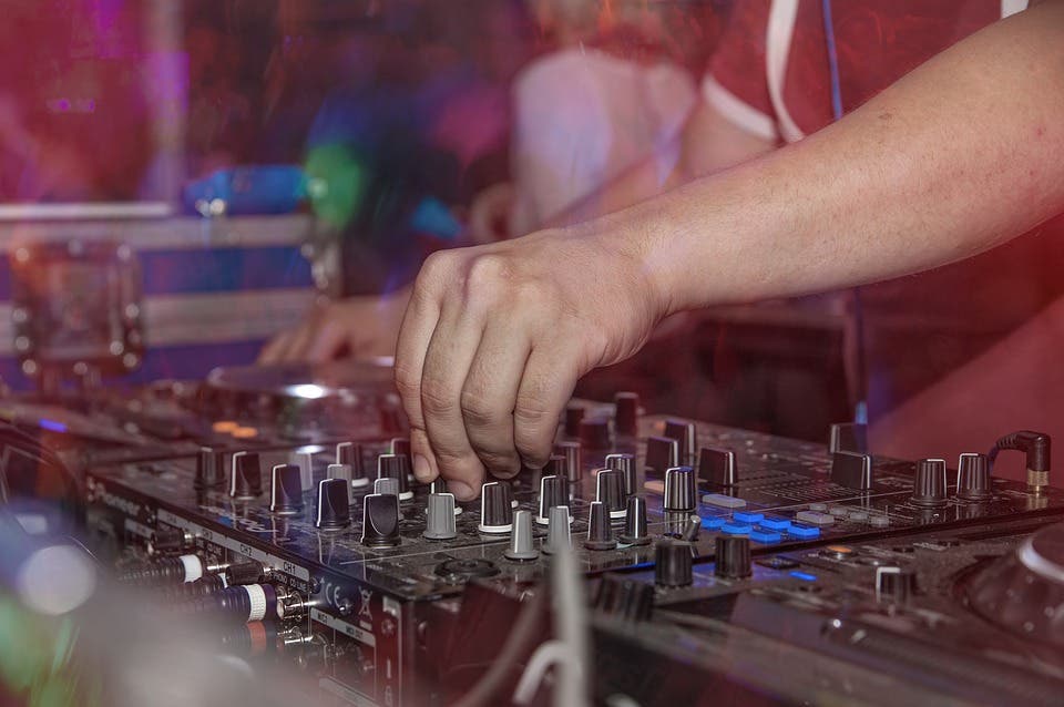 Detenido un DJ por organizar una fiesta ilegal en Alcalá de Henares