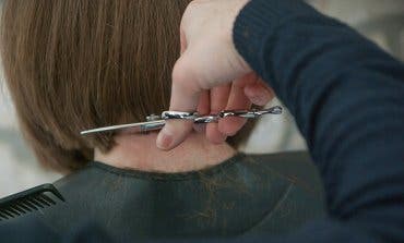 El Gobierno cerrará también las peluquerías en toda España tras exigirlo Ayuso