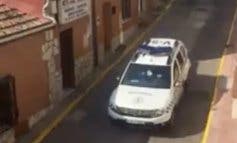 La Policía de Loeches avisa por megafonía que está prohibida la libre circulación