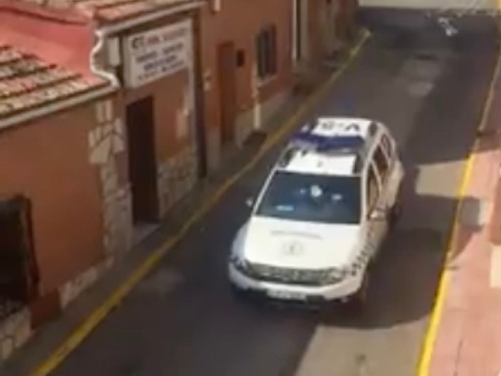 La Policía de Loeches avisa por megafonía que está prohibida la libre circulación