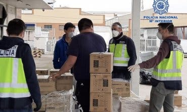 Intervienien en Cobo Calleja y Usera 19.600 mascarillas, 498.000 guantes de nitrilo, 12.880 botellas de desinfectante...
