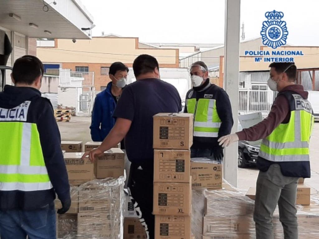 Intervienien en Cobo Calleja y Usera 19.600 mascarillas, 498.000 guantes de nitrilo, 12.880 botellas de desinfectante…