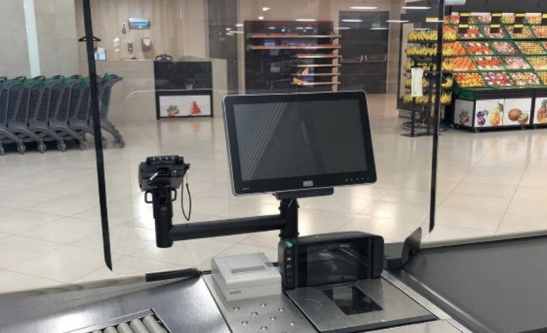 Mercadona: Mamparas en cajas y guantes obligatorios para clientes desde el lunes