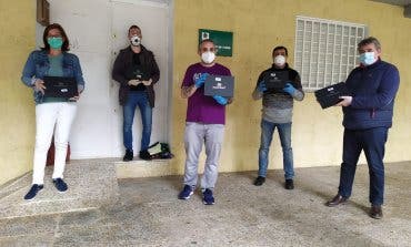 Quadernillos dona tablets 4G a familias de Alcalá de Henares sin recursos