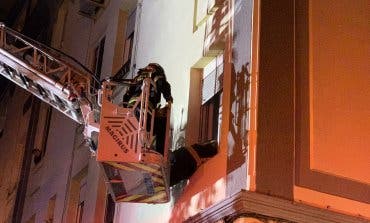 Una familia hospitalizada y 12 vecinos atendidos tras un incendio en Madrid