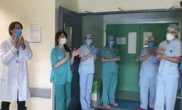 Emotivo aplauso entre sanitarios del Hospital de Torrejón de Ardoz