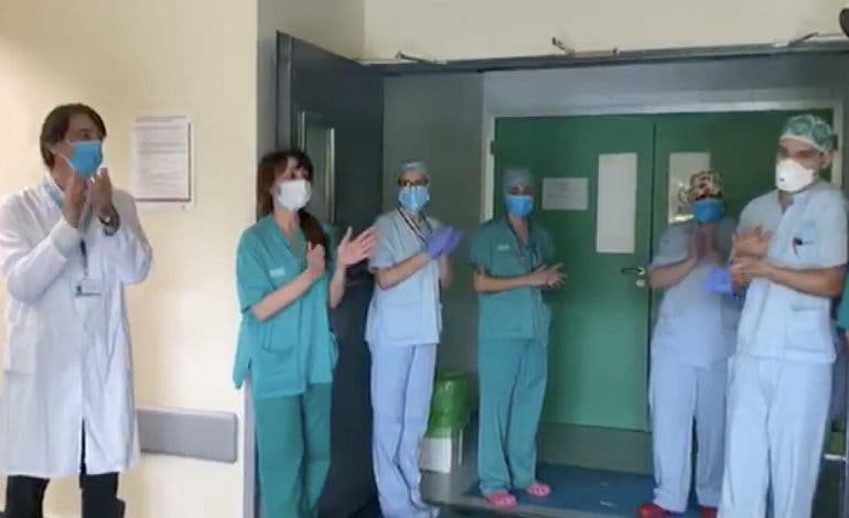 Emotivo aplauso entre sanitarios del Hospital de Torrejón de Ardoz