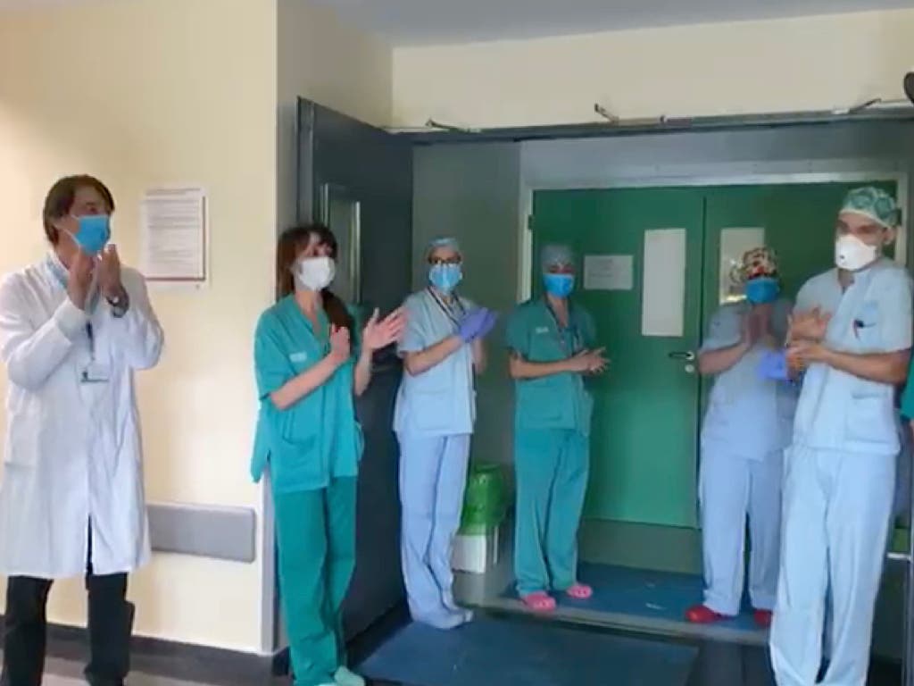 Emotivo aplauso entre sanitarios del Hospital de Torrejón de Ardoz