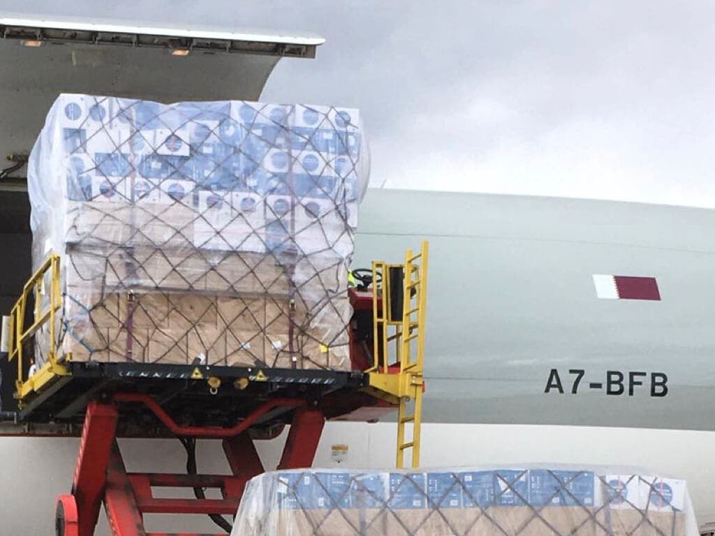Aterriza en Madrid el primer avión de Ayuso con 58 toneladas de material sanitario
