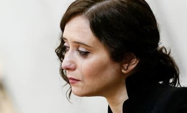 Ayuso se emociona durante la misa por las víctimas del coronavirus en la Almudena