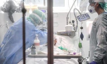 Casi 27.000 sanitarios contagiados en España: las enfermeras denuncian al Gobierno ante la UE