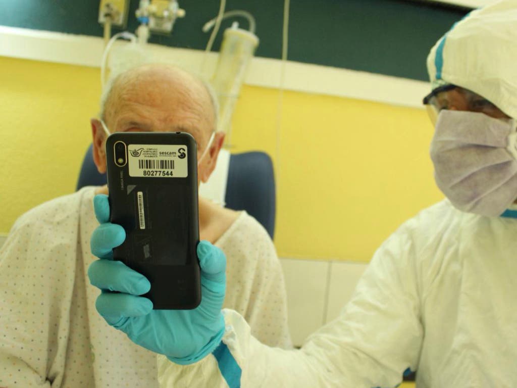 Videollamadas de esperanza para pacientes mayores ingresados en Guadalajara