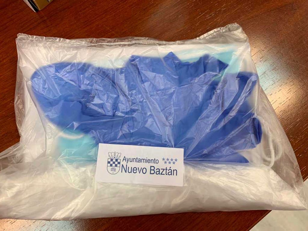 Nuevo Baztán reparte mascarillas y guantes entre sus vecinos 