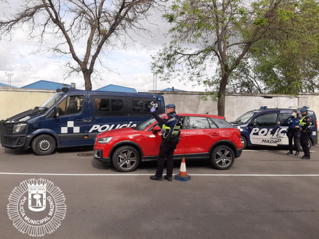 Atropella a un policía municipal en Vallecas y se da a la fuga 