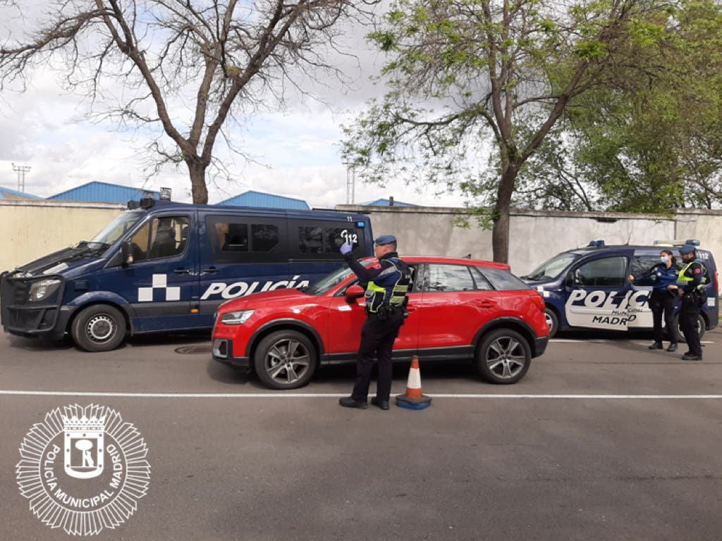 Atropella a un policía municipal en Vallecas y se da a la fuga 