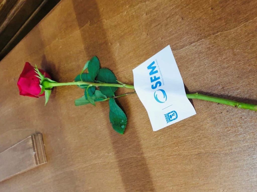 Servicios Funerarios de Madrid coloca una rosa en sus féretros