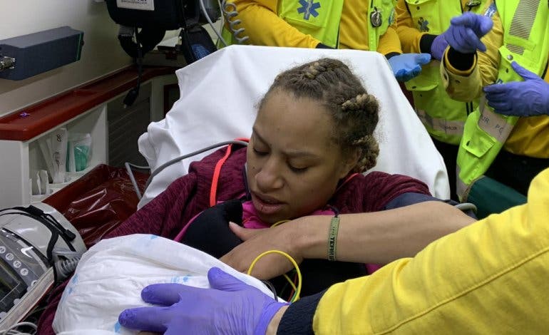 Una joven da a luz a una niña en plena calle en Vallecas 