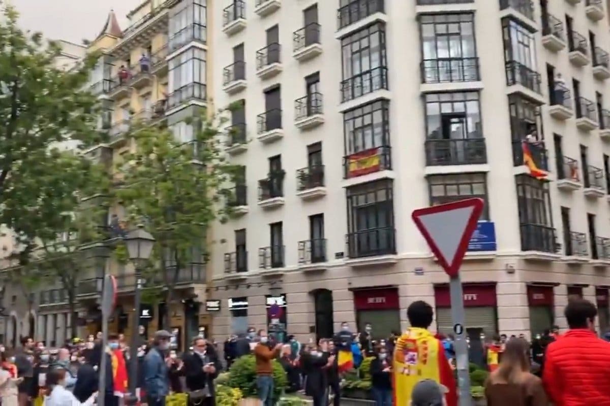 Crecen las protestas contra el Gobierno tras no pasar Madrid de fase