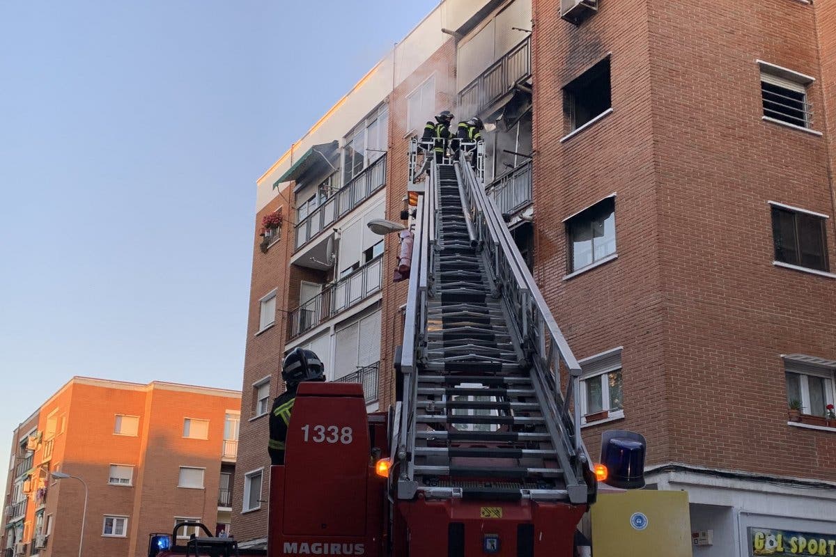 Un muerto y varios heridos leves en el incendio de un piso en Villaverde