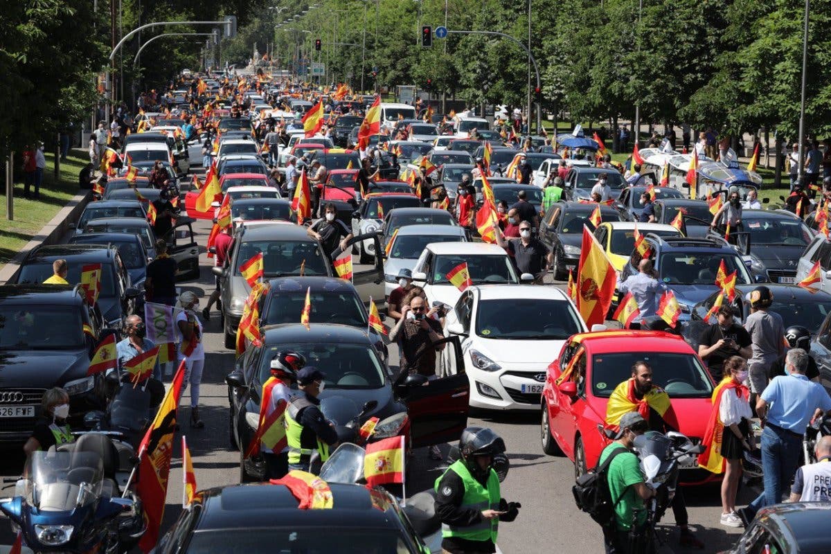 Miles de personas colapsan el centro de Madrid en coche contra el Gobierno