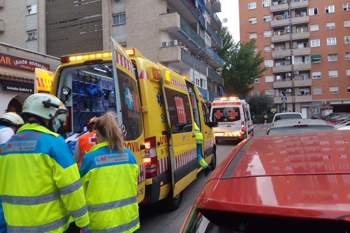 Una niña y sus padres, heridos al caerles encima la estructura de una chimenea en Móstoles