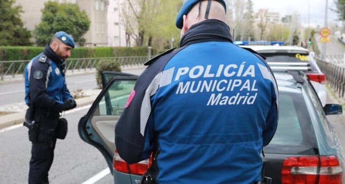 Detenido por conducir en dirección contraria por la A-2 tras burlar un control