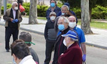 Mascarilla obligatoria y distancia de seguridad en el primer mercadillo abierto en el Corredor del Henares