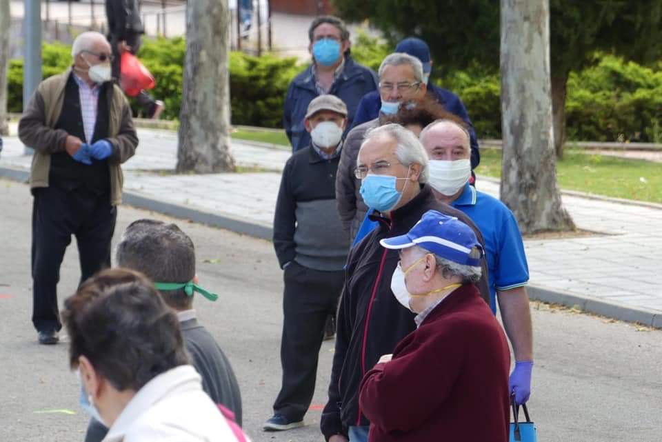 Mascarilla obligatoria y distancia de seguridad en el primer mercadillo abierto en el Corredor del Henares