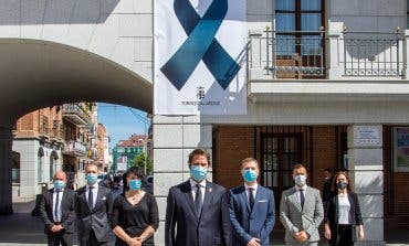 Torrejón de Ardoz coloca un crespón negro por las víctimas del coronavirus