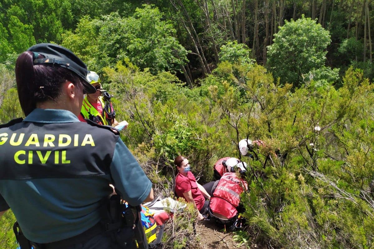 Rescatan con un helicóptero a una senderista en Guadalajara tras sufrir una caída