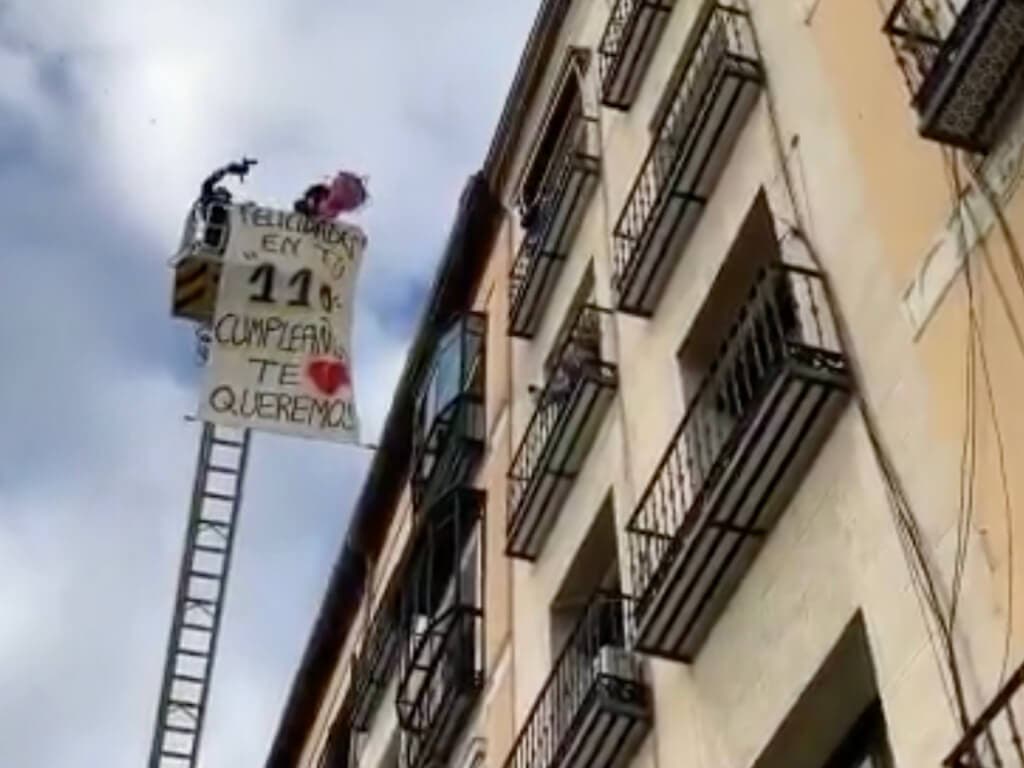 Un bombero felicita así a su abuela, la mujer más longeva de Madrid