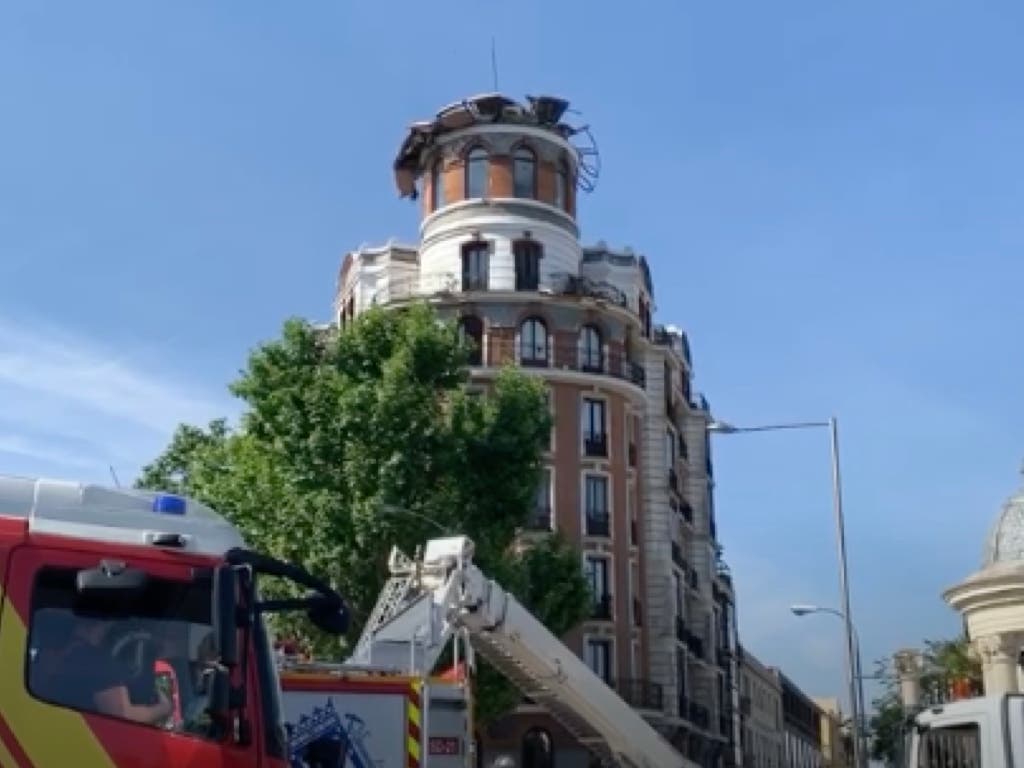 Se derrumba la cúpula de un edificio en Madrid causando daños en balcones y coches