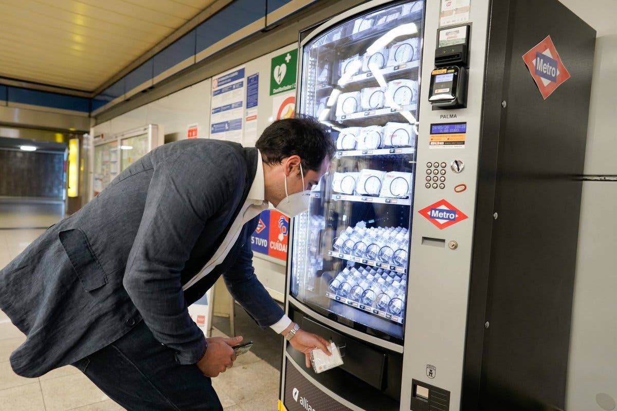 Metro de Madrid instala máquinas de venta de mascarillas en las estaciones