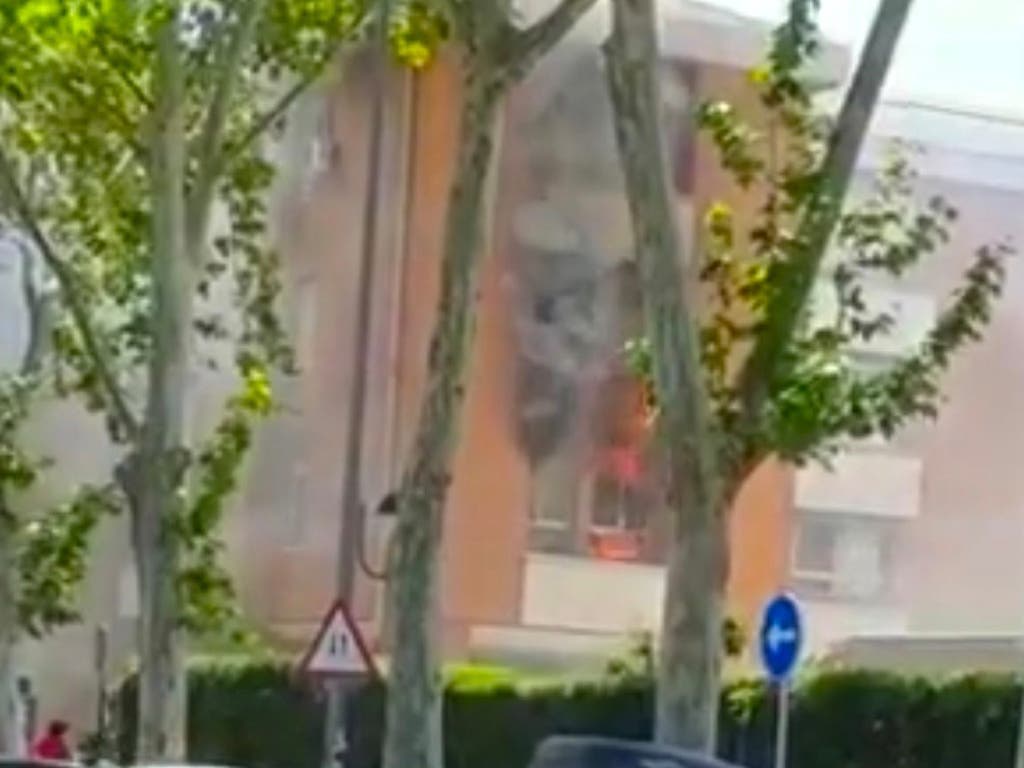 Aparatoso incendio en un piso de Alcalá de Henares 