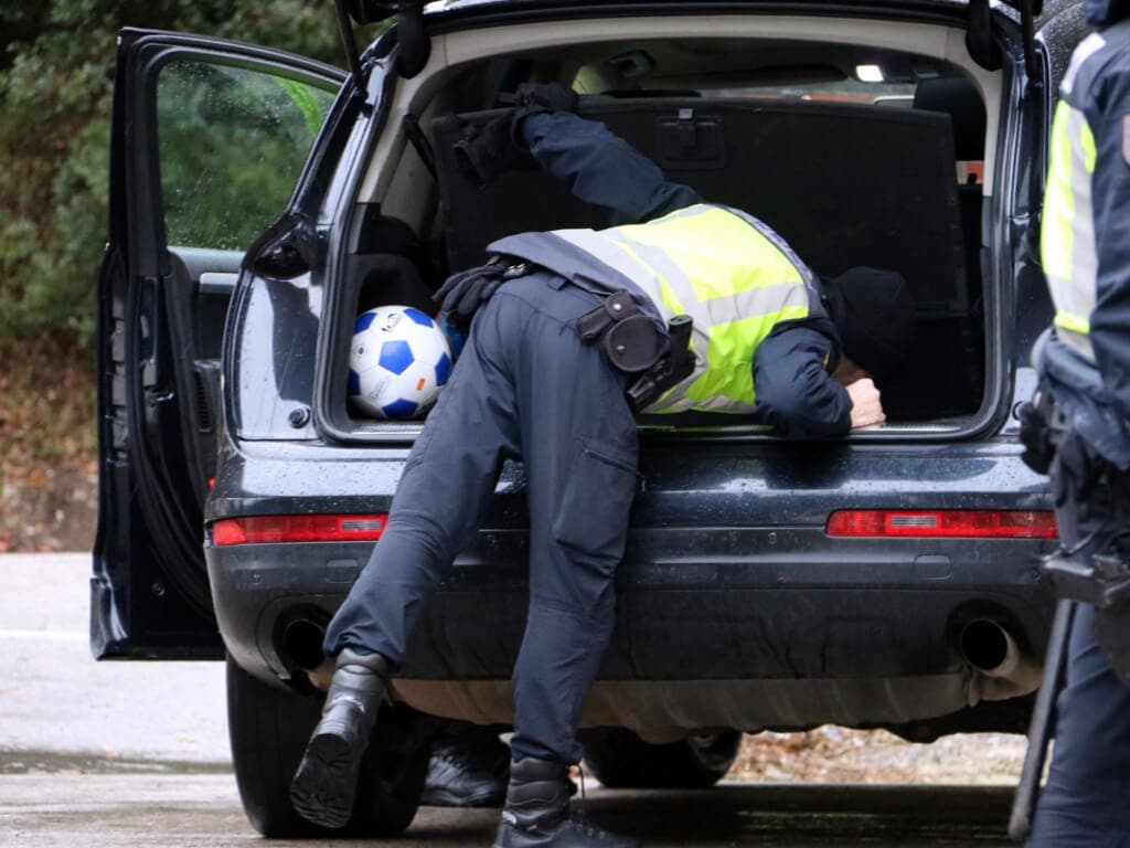 Viajaban con dos personas en el maletero para evitar un control en Vallecas