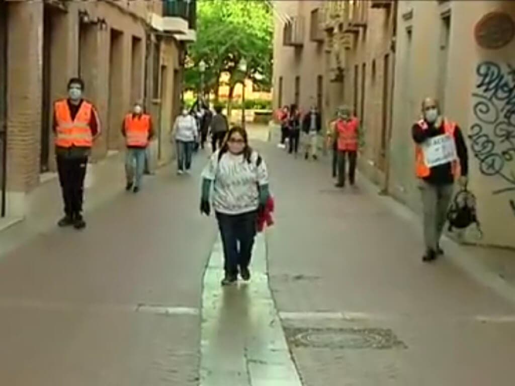 El paseo reivindicativo de los discapacitados despedidos en Alcalá de Henares