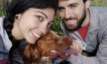 Una pareja de jóvenes madrileños adopta a Chico tras morir su dueño por coronavirus