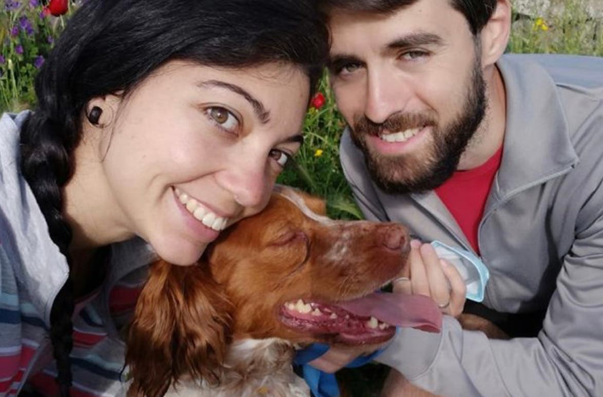 Una pareja de jóvenes madrileños adopta a Chico tras morir su dueño por coronavirus