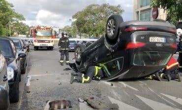 Un conductor octogenario atropella a una mujer y acaba volcando en Pozuelo de Alarcón