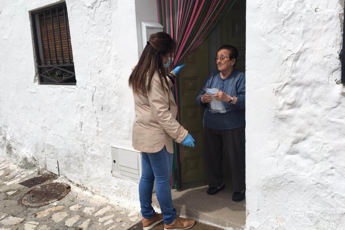 La alcaldesa de Pozuelo del Rey reparte ella misma mascarillas casa por casa