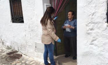 La alcaldesa de Pozuelo del Rey reparte ella misma mascarillas casa por casa