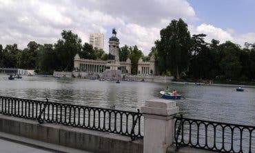 Madrid clausura hoy sus piscinas y cierra sus parques y jardines por la noche