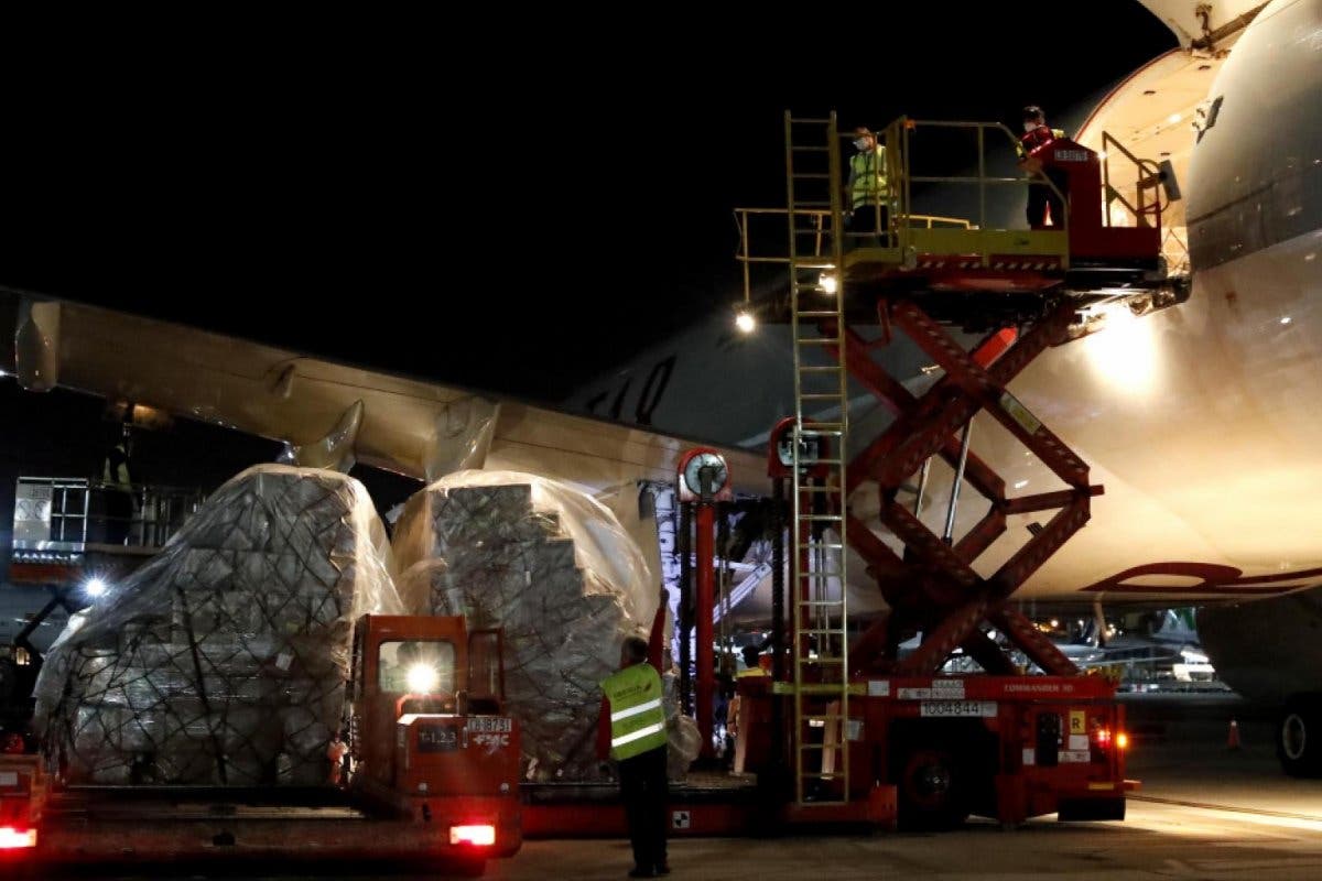 Aterriza el decimoctavo avión de Ayuso, que trae 350.000 trajes de protección para sanitarios